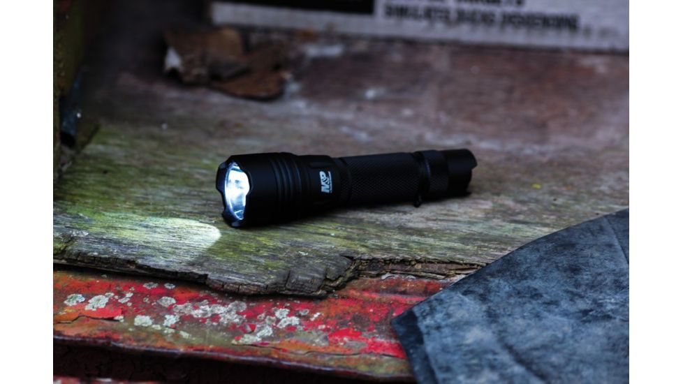 Smith &amp; Wesson M&amp;P15 USB Rechargeable LED Flashlight, 800 Lumens, Black body/White LED 110221